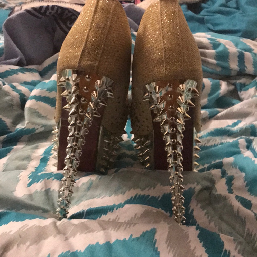 Heels - Picture 3 of 3